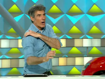 Jorge Fernández se convierte en fisio de La ruleta de la suerte: "Al tirar así has desbloqueado algo en el omóplato" Jorge Fernández se convierte en fisio de La ruleta de la suerte: "Al tirar así has desbloqueado algo en el omóplato"
