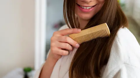 Mujer peinándose Mujer peinándose