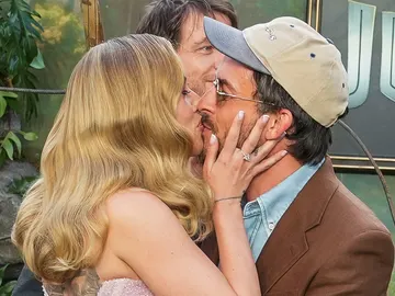 Scarlett Johansson besa a Jonathan Bailey en la premiere de Jurassic World: El Renacer en Londres Scarlett Johansson besa a Jonathan Bailey en la premiere de Jurassic World: El Renacer en Londres
