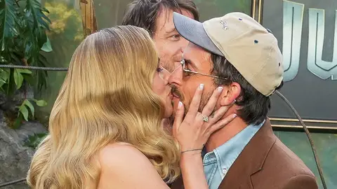 Scarlett Johansson besa a Jonathan Bailey en la premiere de Jurassic World: El Renacer en Londres Scarlett Johansson besa a Jonathan Bailey en la premiere de Jurassic World: El Renacer en Londres