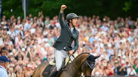 Esteban Benítez celebra su recorrido sin fallos en el Derby de Hamburgo Esteban Benítez celebra su recorrido sin fallos en el Derby de Hamburgo