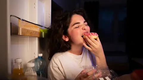 Adolescente en un atracón de comida Adolescente en un atracón de comida