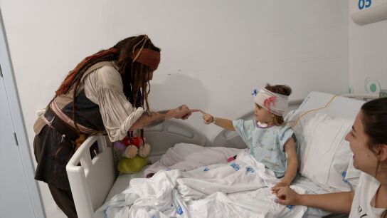 El actor Johnny Depp sorprende a los pacientes oncol&oacute;gicos del Ni&ntilde;o Jes&uacute;s