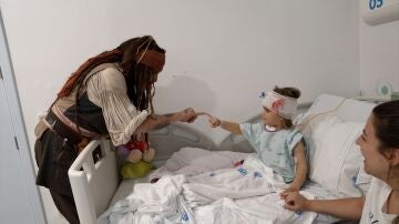 El actor Johnny Depp sorprende a los pacientes oncológicos del Niño Jesús