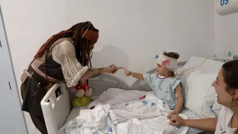 El actor Johnny Depp sorprende a los pacientes oncológicos del Niño Jesús El actor Johnny Depp sorprende a los pacientes oncológicos del Niño Jesús