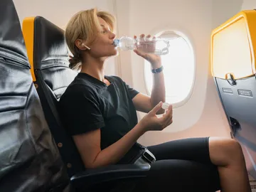 Beber agua en el avión Beber agua en el avión
