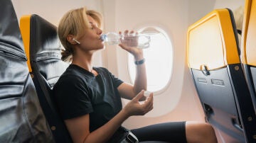 Beber agua en el avión