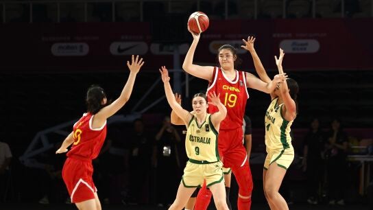 Zhang Ziyu, en un partido con la selecci&oacute;n china de basket