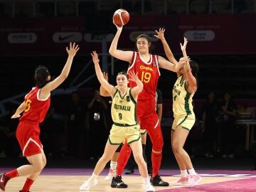 Zhang Ziyu, en un partido con la selección china de basket