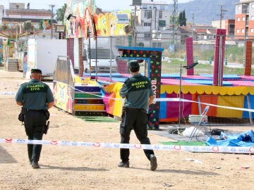 Agentes de la Guardia Civil durante la investigación del suceso en el recinto ferial de la pedanía murciana de Alquerías 