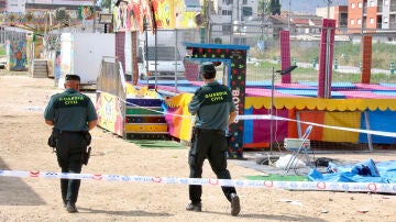 Agentes de la Guardia Civil durante la investigación del suceso en el recinto ferial de la pedanía murciana de Alquerías 