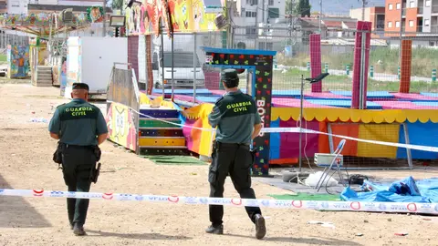 Agentes de la Guardia Civil durante la investigación del suceso en el recinto ferial de la pedanía murciana de Alquerías Agentes de la Guardia Civil durante la investigación del suceso en el recinto ferial de la pedanía murciana de Alquerías