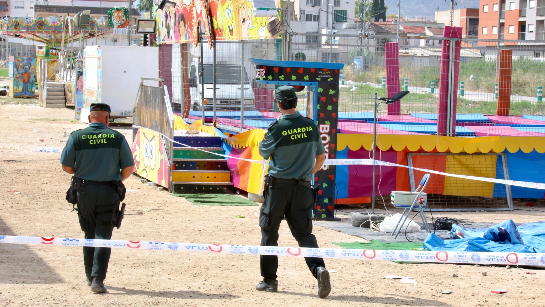 Agentes de la Guardia Civil durante la investigación del suceso en el recinto ferial de la pedanía murciana de Alquerías Agentes de la Guardia Civil durante la investigación del suceso en el recinto ferial de la pedanía murciana de Alquerías