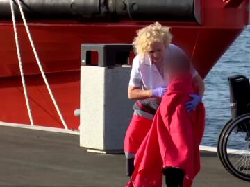 Una patera con 14 personas a bordo, entre ellas cinco menores y una mujer, fue rescatada
