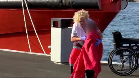 Una patera con 14 personas a bordo, entre ellas cinco menores y una mujer, fue rescatada Una patera con 14 personas a bordo, entre ellas cinco menores y una mujer, fue rescatada