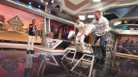 ¡La carrera más lenta del mundo! Plex y Pablo Motos se enfrentan en una carrera de caballitos ¡La carrera más lenta del mundo! Plex y Pablo Motos se enfrentan en una carrera de caballitos