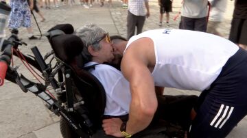 Eric y su madre, en la Plaza del Obradoiro en Santiago de Compostela