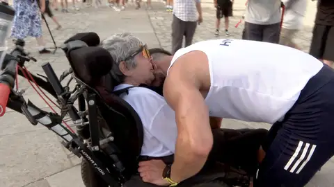 Eric y su madre, en la Plaza del Obradoiro en Santiago de Compostela Eric y su madre, en la Plaza del Obradoiro en Santiago de Compostela
