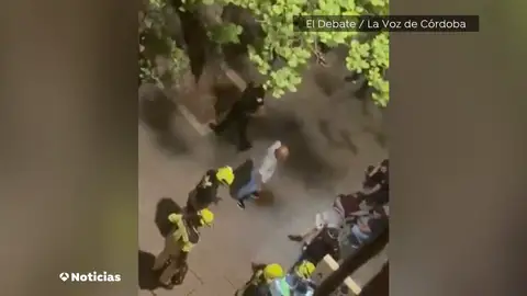 Un ladón se queda atrapado en mitad de un hurto y acaba pidiendo auxilio él mismo Un ladón se queda atrapado en mitad de un hurto y acaba pidiendo auxilio él mismo