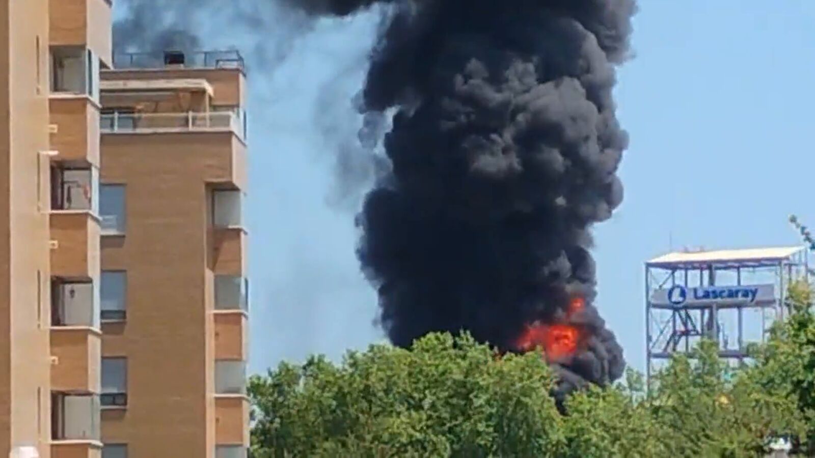 El momento del gran incendio en Vitoria tras varias explosiones en una fábrica