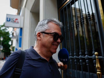 Santos Cerdán llegando a su casa