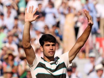 Carlos Alcaraz celebra su victoria ante Arthur Rinderknech