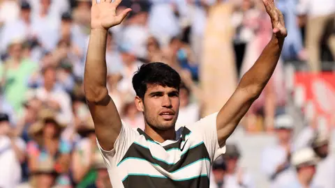 Carlos Alcaraz celebra su victoria ante Arthur Rinderknech Carlos Alcaraz celebra su victoria ante Arthur Rinderknech