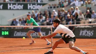Alcaraz y Sinner disputan un punto en la final de Roland Garros 2025 Alcaraz y Sinner disputan un punto en la final de Roland Garros 2025