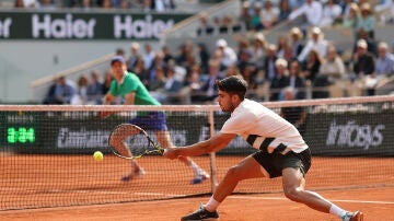 Alcaraz y Sinner disputan un punto en la final de Roland Garros 2025