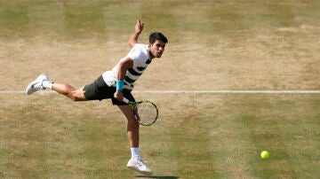 Carlos Alcaraz ejecuta una volea ante Arthur Rinderknech en Queen's