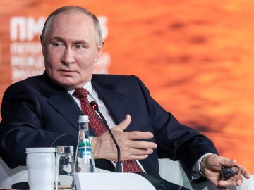 El presidente de Rusia, Vladimir Putin, habla durante una sesión plenaria en el Salón de Congresos en el tercer día del 28º Foro Económico Internacional de San Petersburgo (SPIEF) en el Centro de Convenciones y Exposiciones Expoforum.