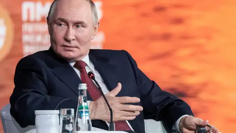El presidente de Rusia, Vladimir Putin, habla durante una sesión plenaria en el Salón de Congresos en el tercer día del 28º Foro Económico Internacional de San Petersburgo (SPIEF) en el Centro de Convenciones y Exposiciones Expoforum. El presidente de Rusia, Vladimir Putin, habla durante una sesión plenaria en el Salón de Congresos en el tercer día del 28º Foro Económico Internacional de San Petersburgo (SPIEF) en el Centro de Convenciones y Exposiciones Expoforum.