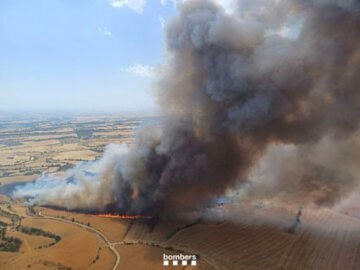 El incendio de un vehículo que se encontraba junto a un campo sin segar