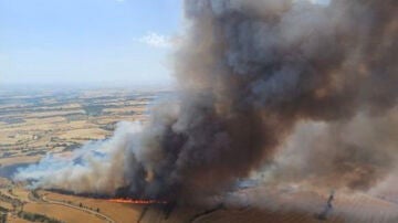 El incendio de un vehículo que se encontraba junto a un campo sin segar