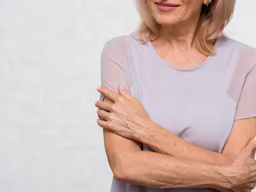 Una mujer mostrando brazos y manos Una mujer mostrando brazos y manos