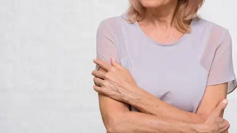 Una mujer mostrando brazos y manos Una mujer mostrando brazos y manos