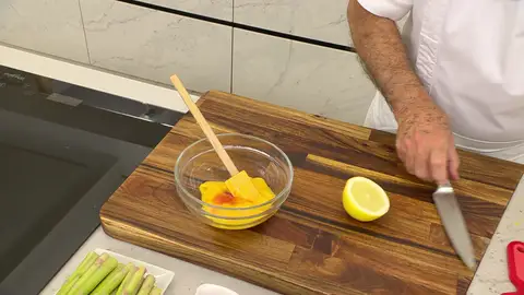 Agrega la salsa picante y el zumo de medio limón Agrega la salsa picante y el zumo de medio limón