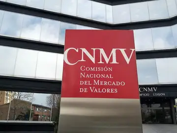 La CNMV suspende las cotizaciones de BBVA y Sabadell a la espera de la decisión del Gobierno sobre la OPA La CNMV suspende las cotizaciones de BBVA y Sabadell a la espera de la decisión del Gobierno sobre la OPA