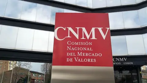 La CNMV suspende las cotizaciones de BBVA y Sabadell a la espera de la decisión del Gobierno sobre la OPA La CNMV suspende las cotizaciones de BBVA y Sabadell a la espera de la decisión del Gobierno sobre la OPA
