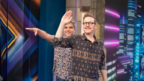 Ernesto Sevilla y Joaquín Reyes descubren el curioso efecto del "tornillo atractivo" en El Hormiguero Ernesto Sevilla y Joaquín Reyes descubren el curioso efecto del "tornillo atractivo" en El Hormiguero