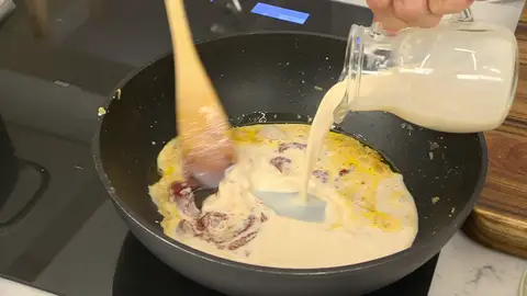 Añade pasta de tomate y leche evaporada al wok Añade pasta de tomate y leche evaporada al wok