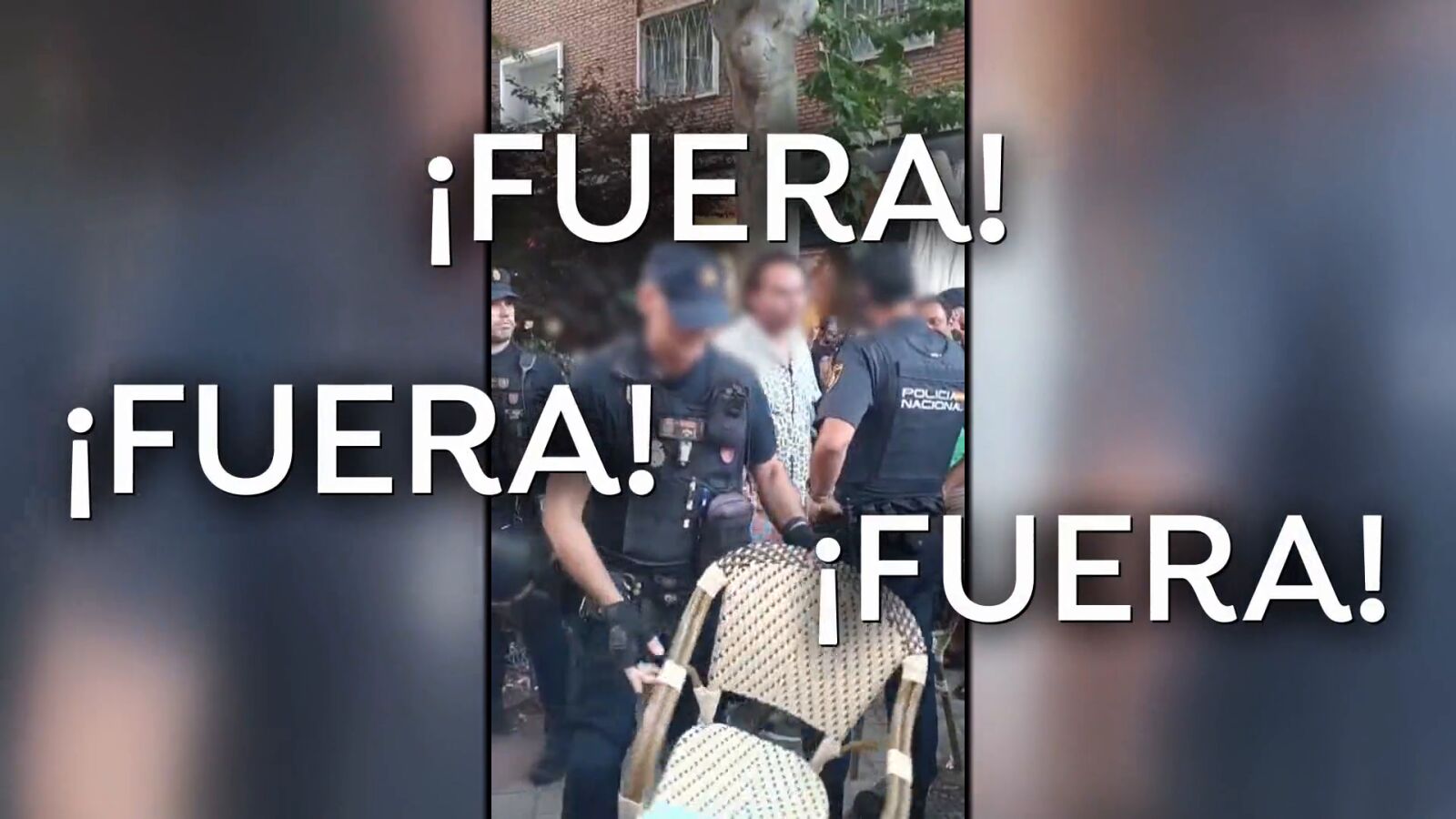 El dueño de un hostal sale escoltado por la Policía de una protesta contra de su apertura: 