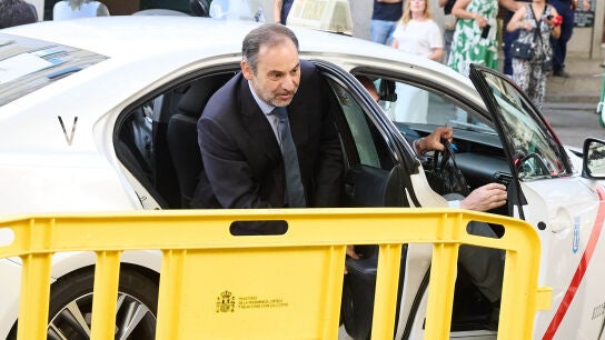 El exministro de Transportes Jos&eacute; Luis &Aacute;balos a su llegada al Tribunal Supremo, a 23 de junio de 2025, en Madrid (Espa&ntilde;a). El instructor del 'caso Koldo' en el Tribunal Supremo (TS) ha citado a declarar como investigados al exministro de Transportes Jos&eacute; Luis &Aacute;balos y al que fuera su asesor ministerial, Koldo Garc&iacute;a, por los presuntos ama&ntilde;os de obra p&uacute;blica en los que tambi&eacute;n estar&iacute;a implicado el ya ex secretario de Organizaci&oacute;n del PSOE, Santos Cerd&aacute;n, citado para el 25 de junio.23 JUNIO 2...