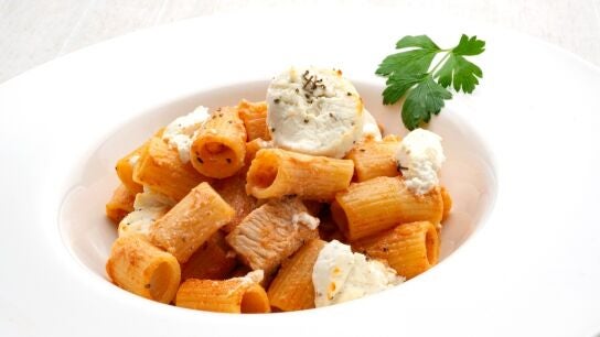 Rigatoni con pavo y rulo de cabra, la receta de Argui&ntilde;ano al m&aacute;s puro estilo romano