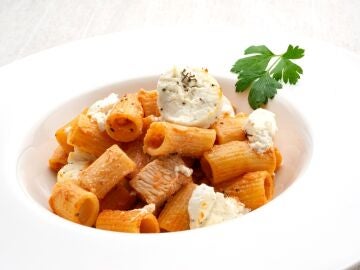 Rigatoni con pavo y rulo de cabra, la receta de Arguiñano al más puro estilo romano