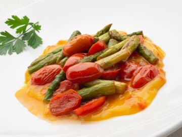 Salteado de espárragos y tomatitos con vinagreta de mango