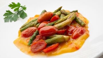 Salteado de espárragos y tomatitos con vinagreta de mango