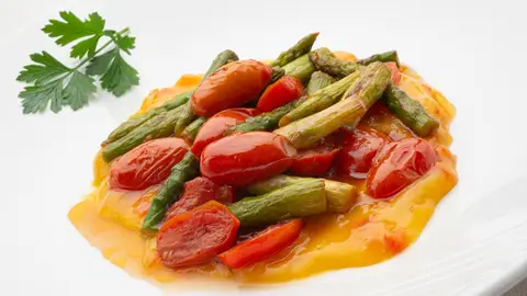 Salteado de espárragos y tomatitos con vinagreta de mango Salteado de espárragos y tomatitos con vinagreta de mango