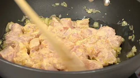 Incorpora los trozos de pavo y cocínalos Incorpora los trozos de pavo y cocínalos