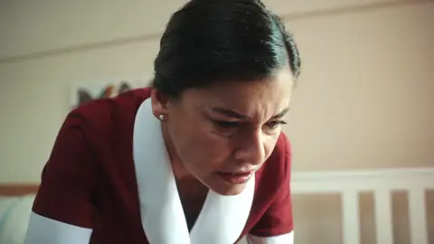 Sultan le pega a su hija tras descubrir que sigue viéndose con Orhan Sultan le pega a su hija tras descubrir que sigue viéndose con Orhan